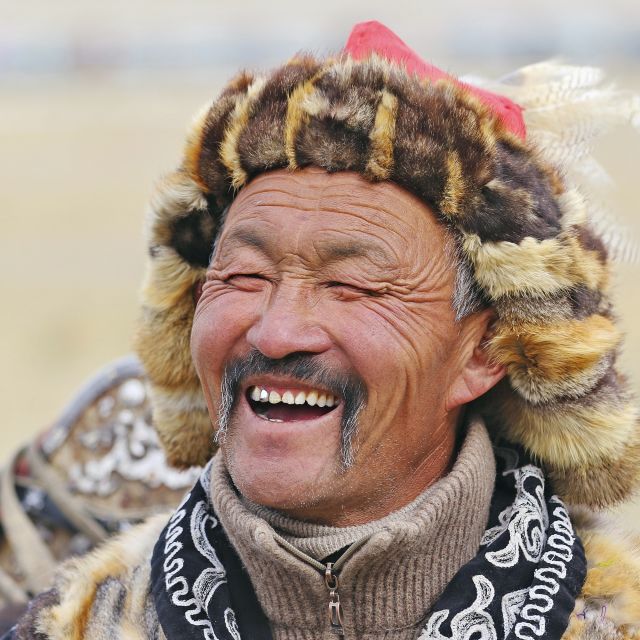Lachender Adlerjäger in der Mongolei