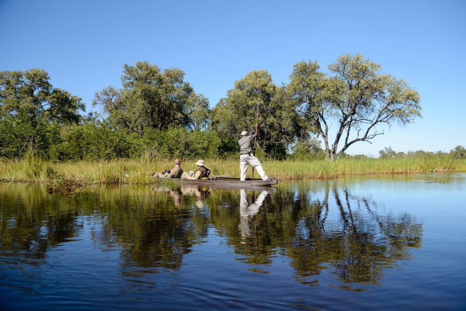 Lautlos geht es mit dem Mokoro durch die Okavango-Wasserwelt.