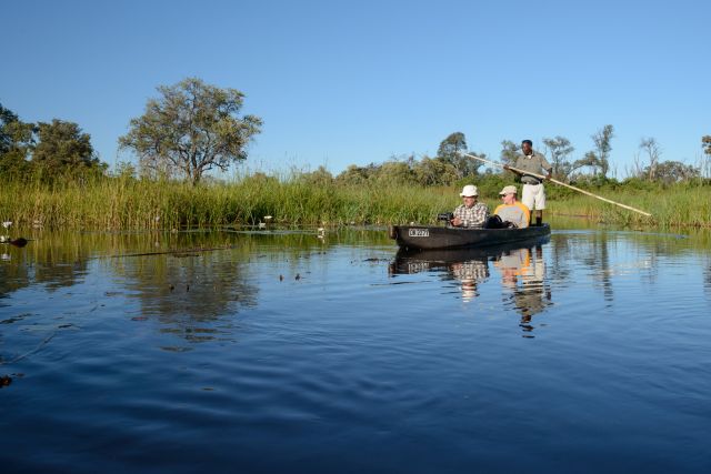 Unterwegs im Mokoro, dem für das Okavango-Delta typischen Einbaum