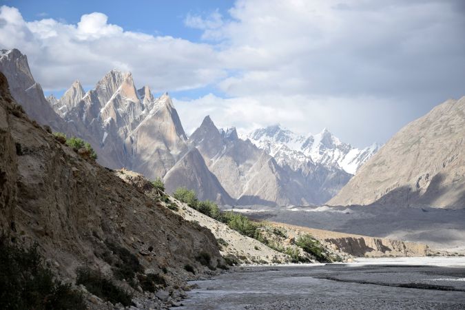 Blick vom Lagerplatz Jhola während des Karakorum-Trekkings. © Diamir