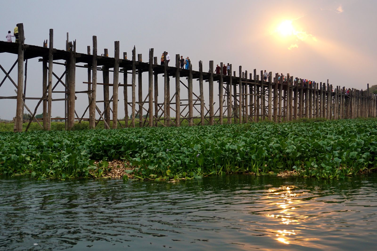 Sonnenuntergang über der langen Teakholzbrücke von U Bein in Myanmar