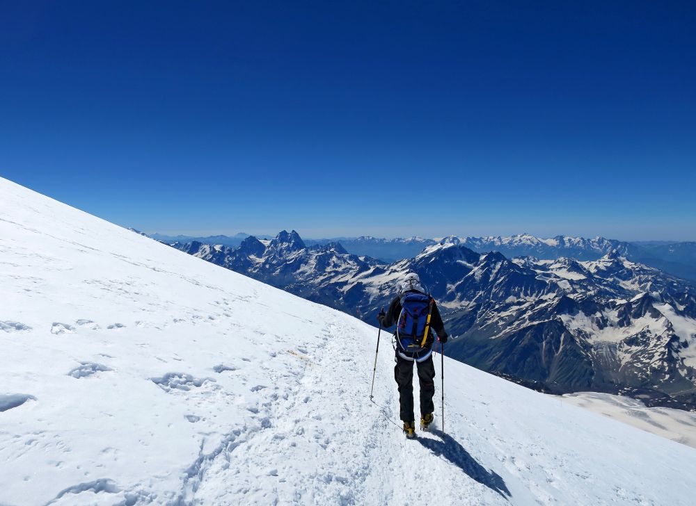 Abstieg aus dem Sattel zwischen dem Doppelgipfel des Elbrus.