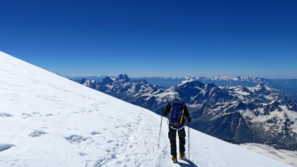 Abstieg aus dem Sattel zwischen dem Doppelgipfel des Elbrus.