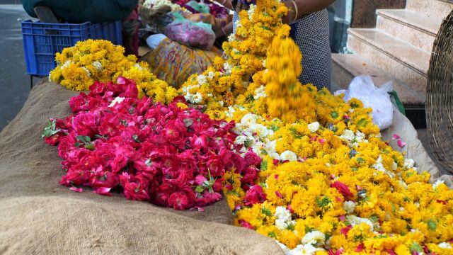 Auf dem Markt werden Blumen für den Tempelbesuch verkauft.