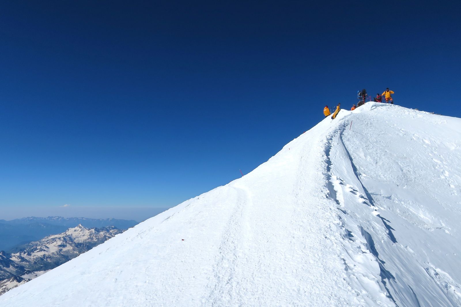 Die letzten Meter zum Gipfel des Elbrus.