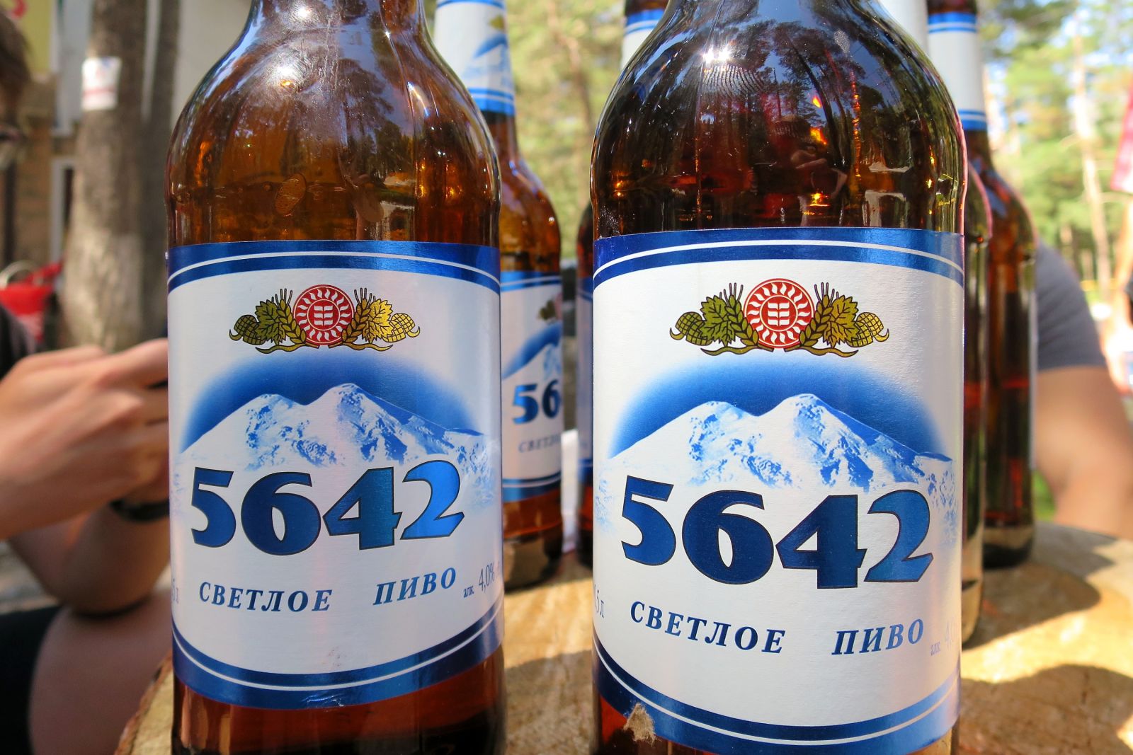 Der Gipfel des Elbrus ziert sogar das lokale Bier.