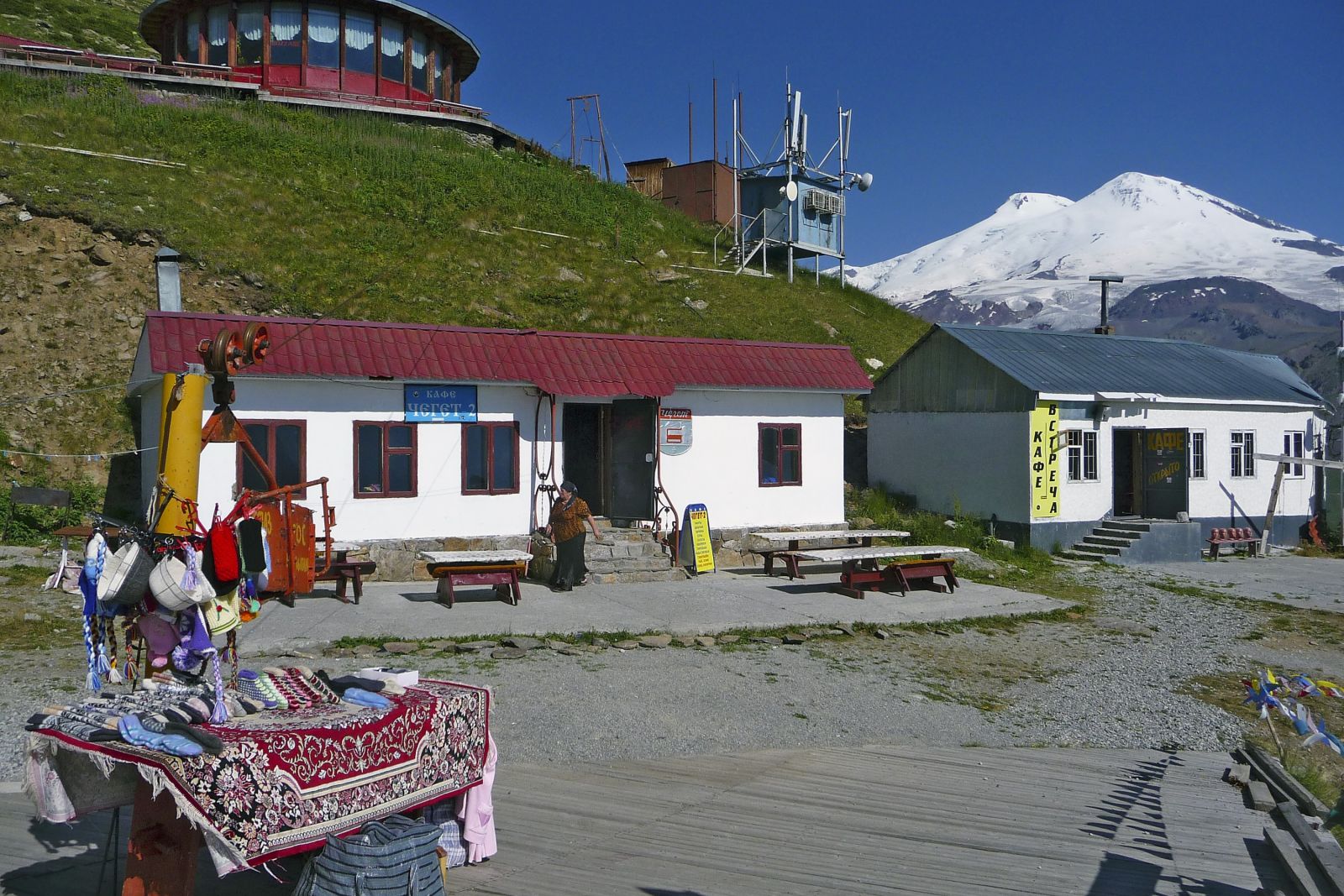 Blick von der Liftstation am Cheget-Ei hinüber zum Elbrus