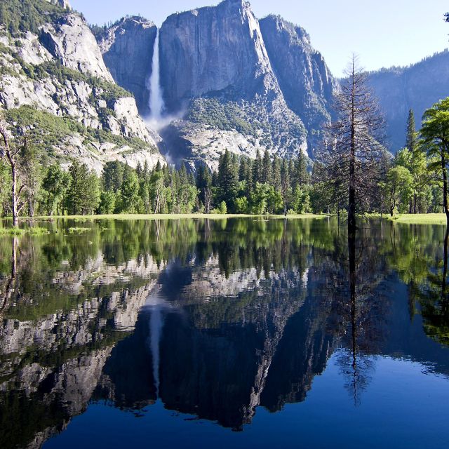 Yosemite Falls spiegeln sich im See, Kalifornien