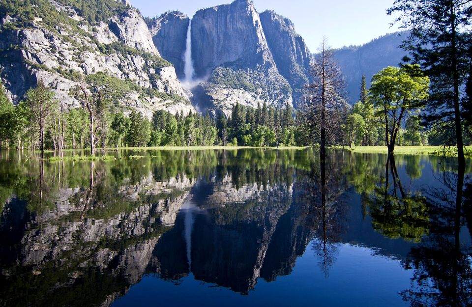 Yosemite Falls spiegeln sich im See, Kalifornien