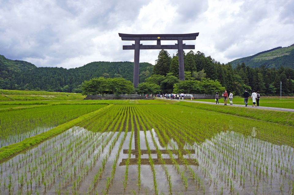 beeindruckendes Torii am Pilgerweg Kumano Kodo Taisha