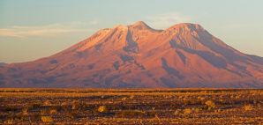 Majestätischer Vulkan Ollague an der chilenisch-bolivianischen Grenze