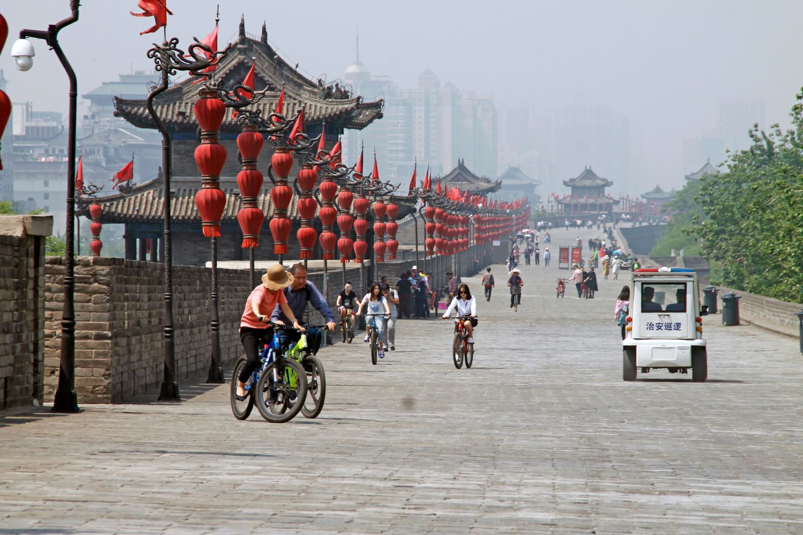 Mit dem Fahrrad unterwegs auf der alten Stadtmauer in Xian