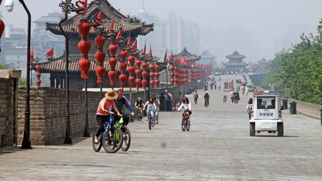 Mit dem Fahrrad unterwegs auf der alten Stadtmauer in Xian