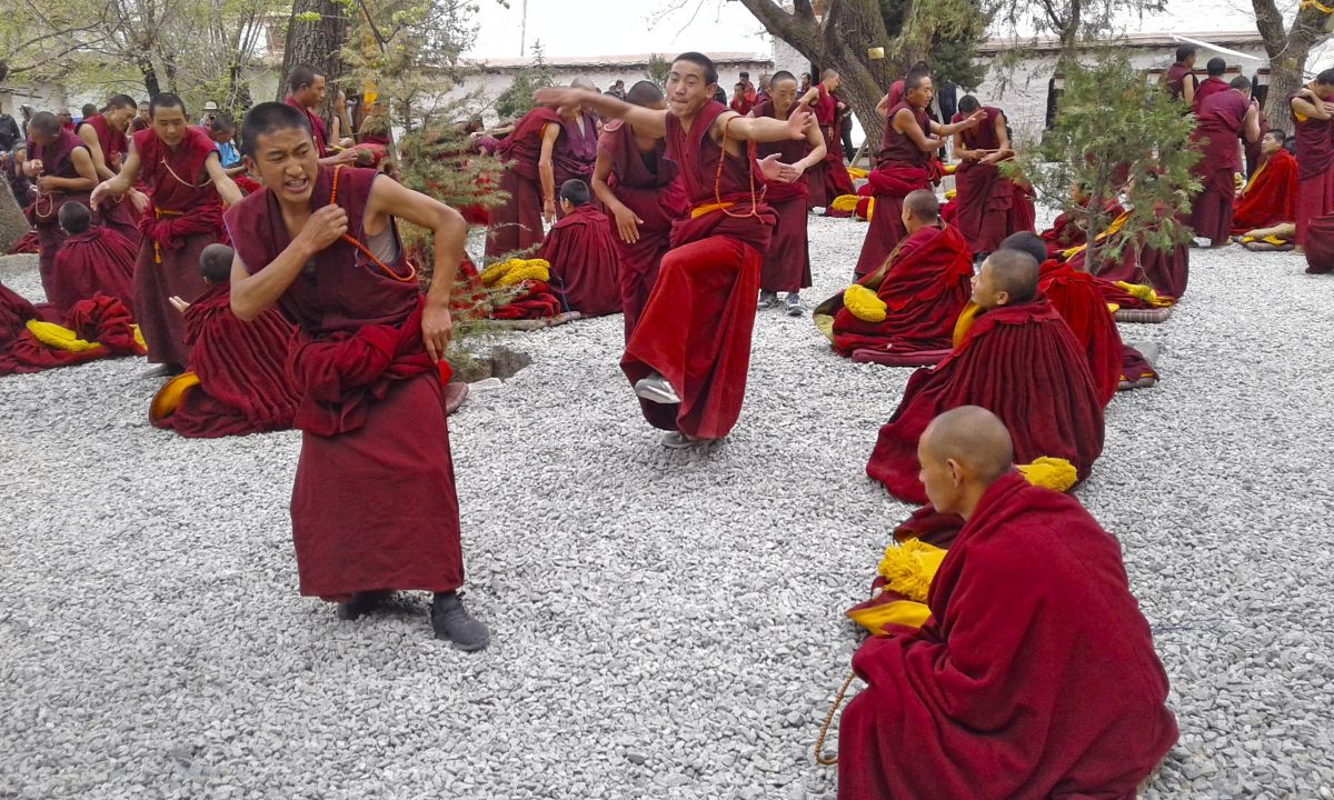 Debattierende Mönche im Kloster Sera