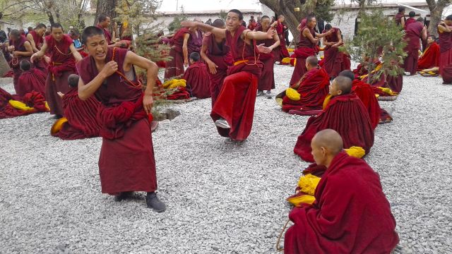 Debattierende Mönche im Kloster Sera