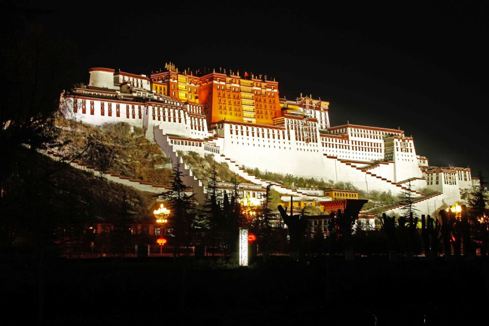 Der Potala-Palast bei Nacht