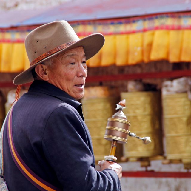 Tibeter mit Gebetsmühle