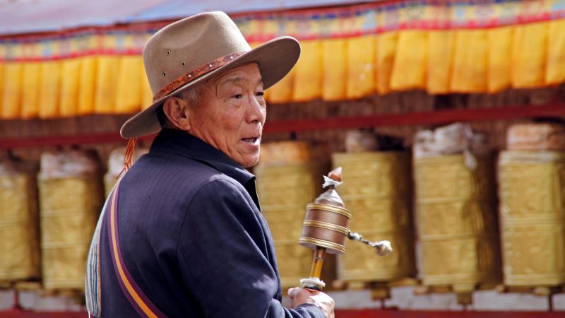 Tibeter mit Gebetsmühle