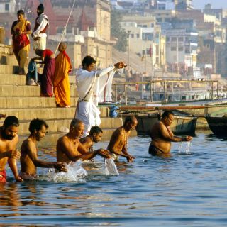 Varanasi am Ganges – Betende