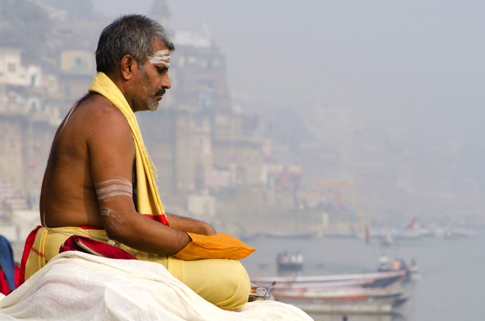 Meditierender in Varanasi am Ganges