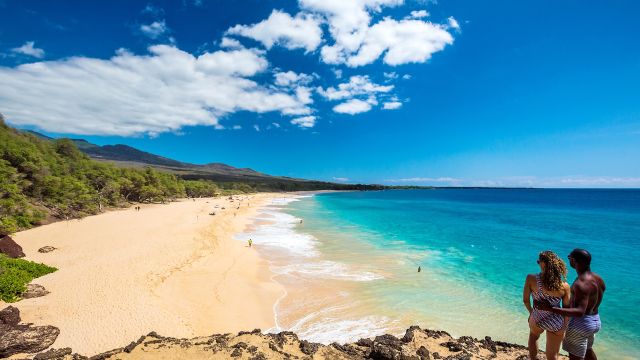 Paar überblickt den Makena Beach, Maui