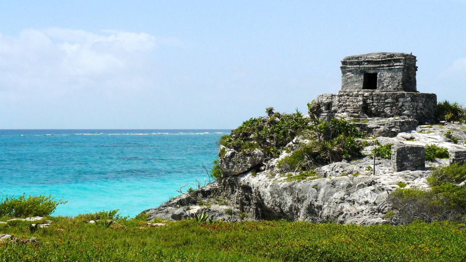 Malerische Kulisse der Maya-Stätte Tulum vor der karibischen See