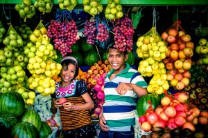 Köstliche Früchte auf dem Markt von Sorong