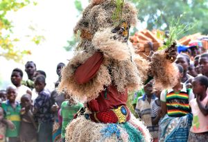 Gule Wamkulu zentralafrikanische Maskentanztradition