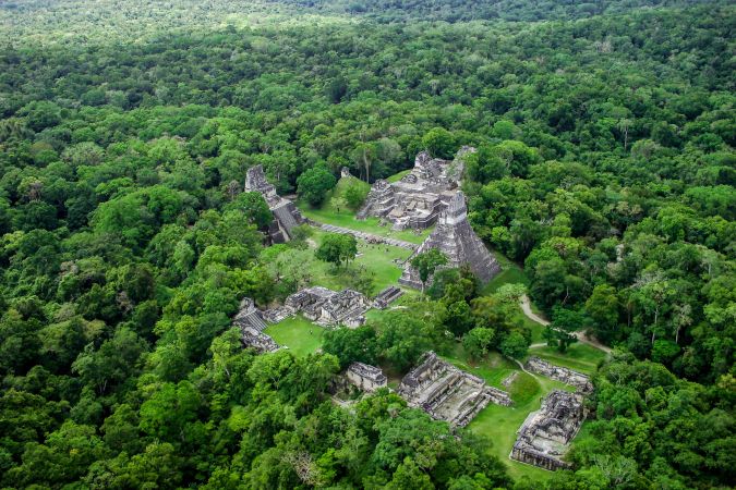 Die riesige Anlage von Tikal aus der Luft © Diamir