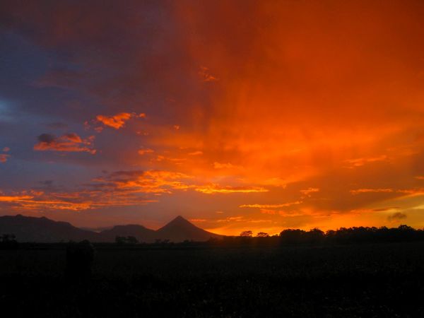 Costa Rica – Sonnenuntergang am Arenal © Diamir