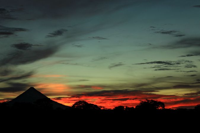 Costa Rica – Sonnenuntergang am Arenal © Diamir