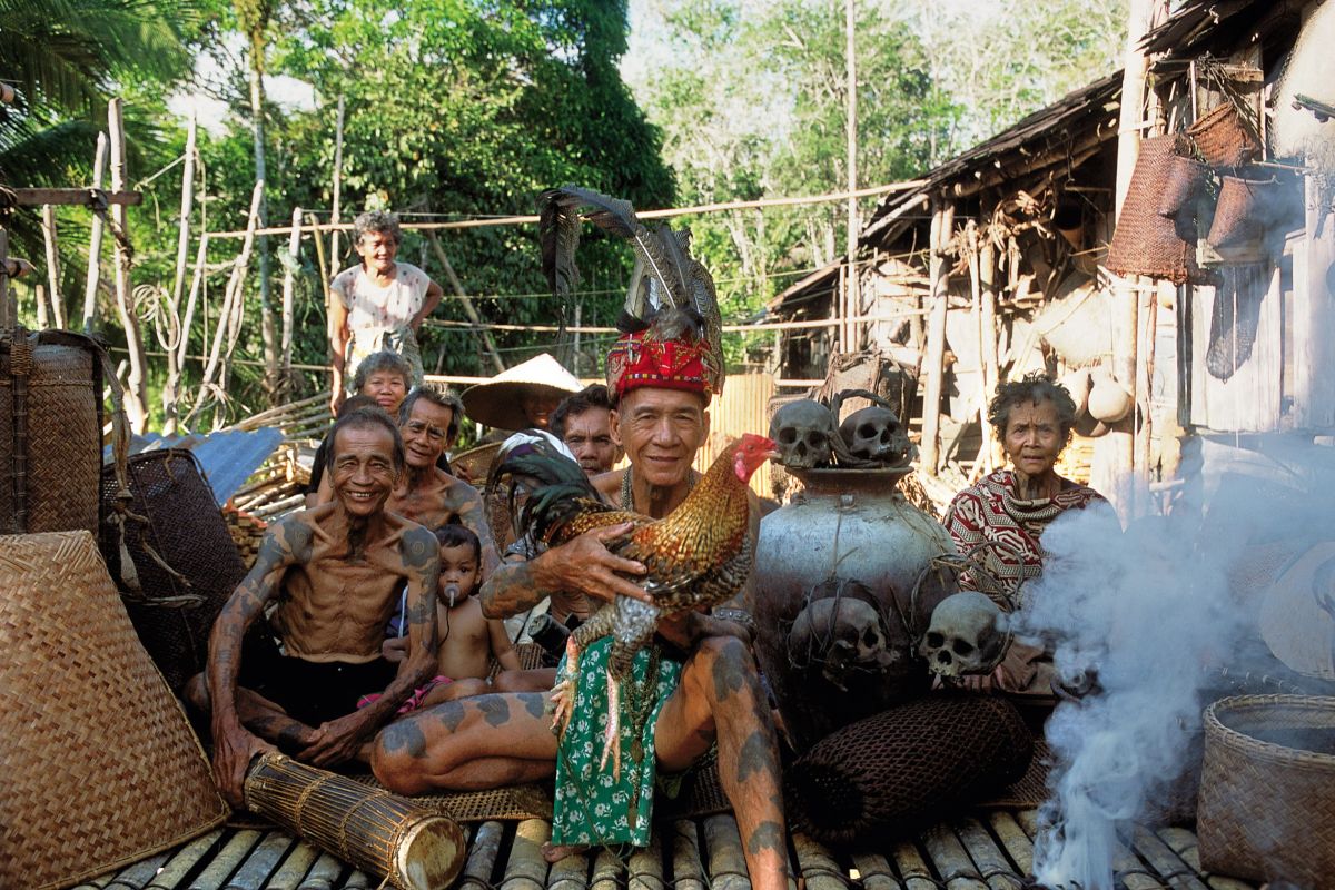 Männer mit Tätowierungen auf Schultern und Armen bei den Iban in Borneo