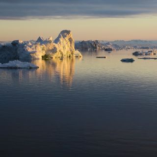 Eisberge im Licht der Mitternachtssonne