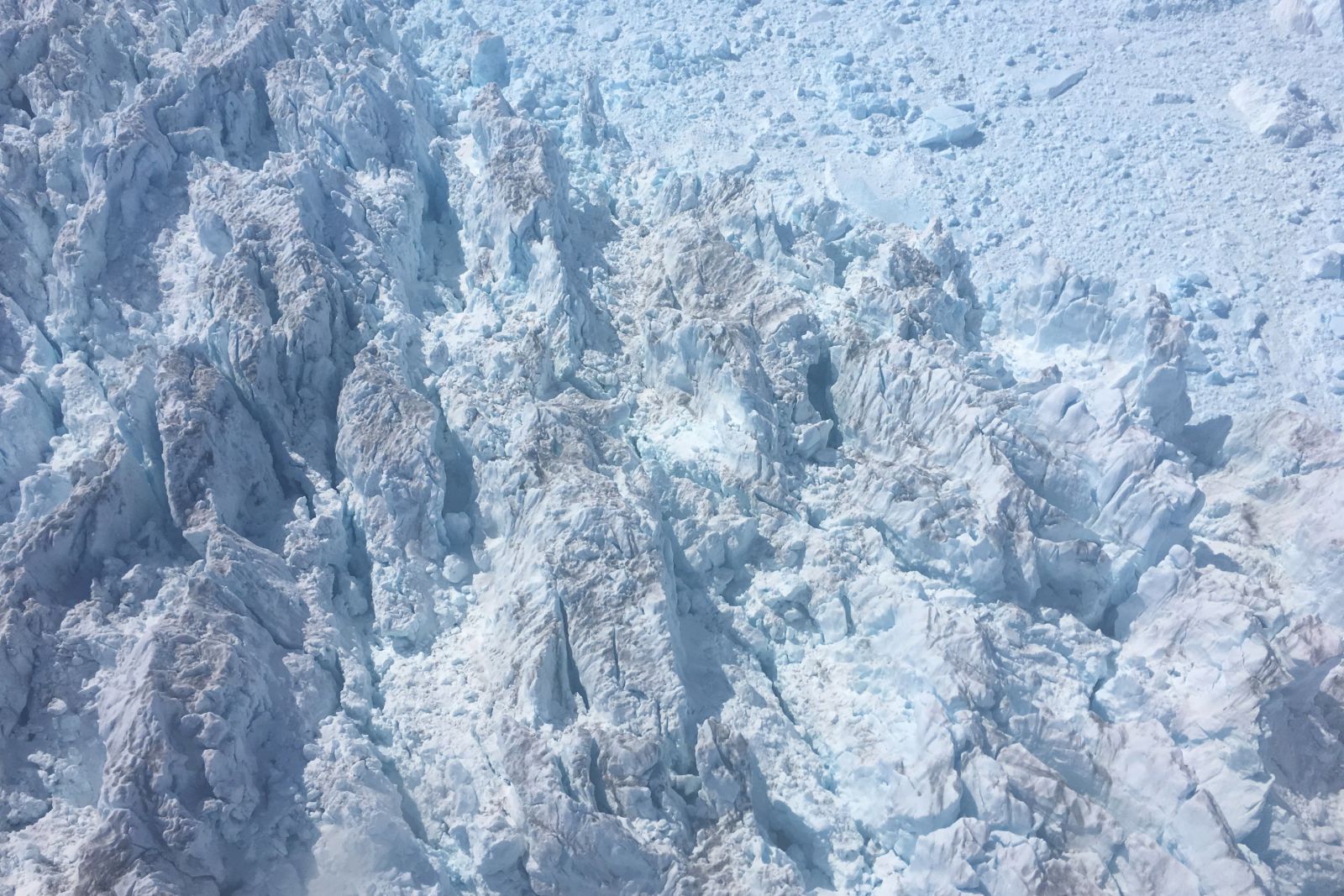 Mit dem Helikopter über den Gletscher