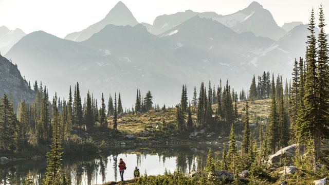Wanderer an den Gillim Lakes im Valhalla Provincial Park