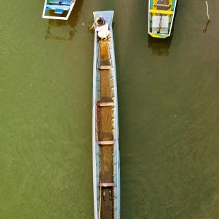 Boote unter der Brücke in Nong Khiaw