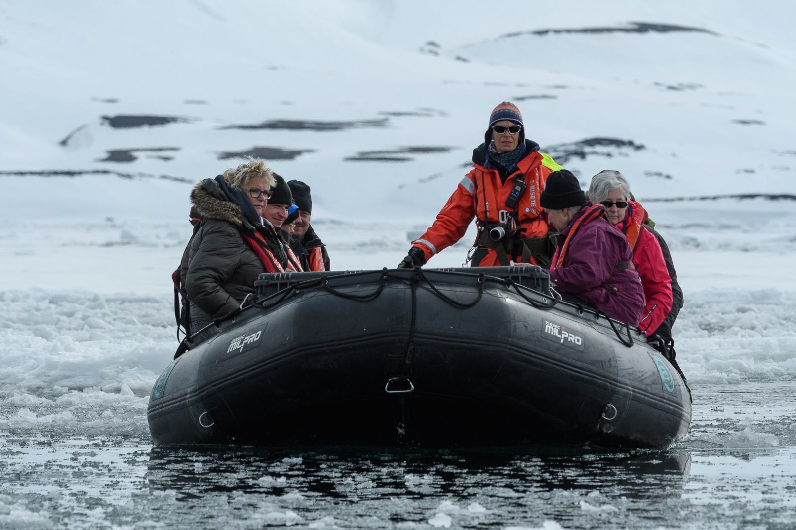 Expeditionsguide Sandra steuert das Zodiac sicher durch das Eis