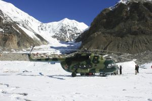 Hubschrauber im Khan Tengri BC
