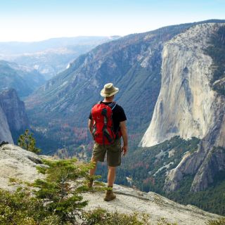 Wanderer blickt vom North Dome ins Yosemite Valley, Yosemite-Nationalpark, Kalifornien