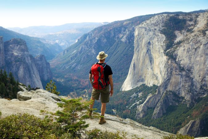 Wanderer blickt vom North Dome ins Yosemite Valley, Yosemite-Nationalpark, Kalifornien © Diamir