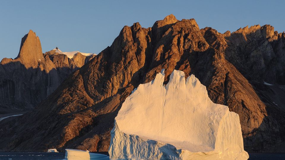 Eisberge vor der Kulisse des Scoresby-Sundes