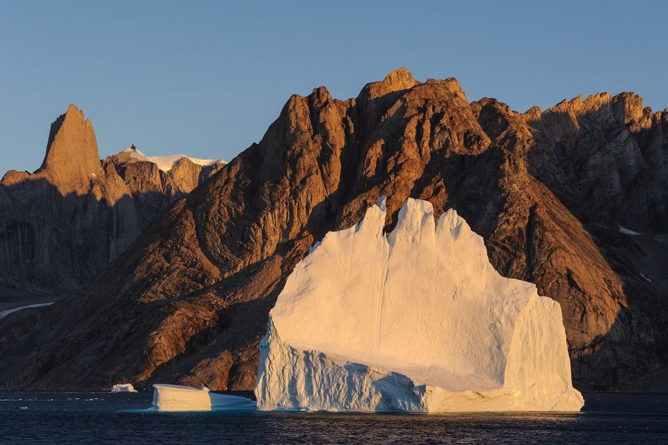 Eisberge vor der Kulisse des Scoresby-Sundes