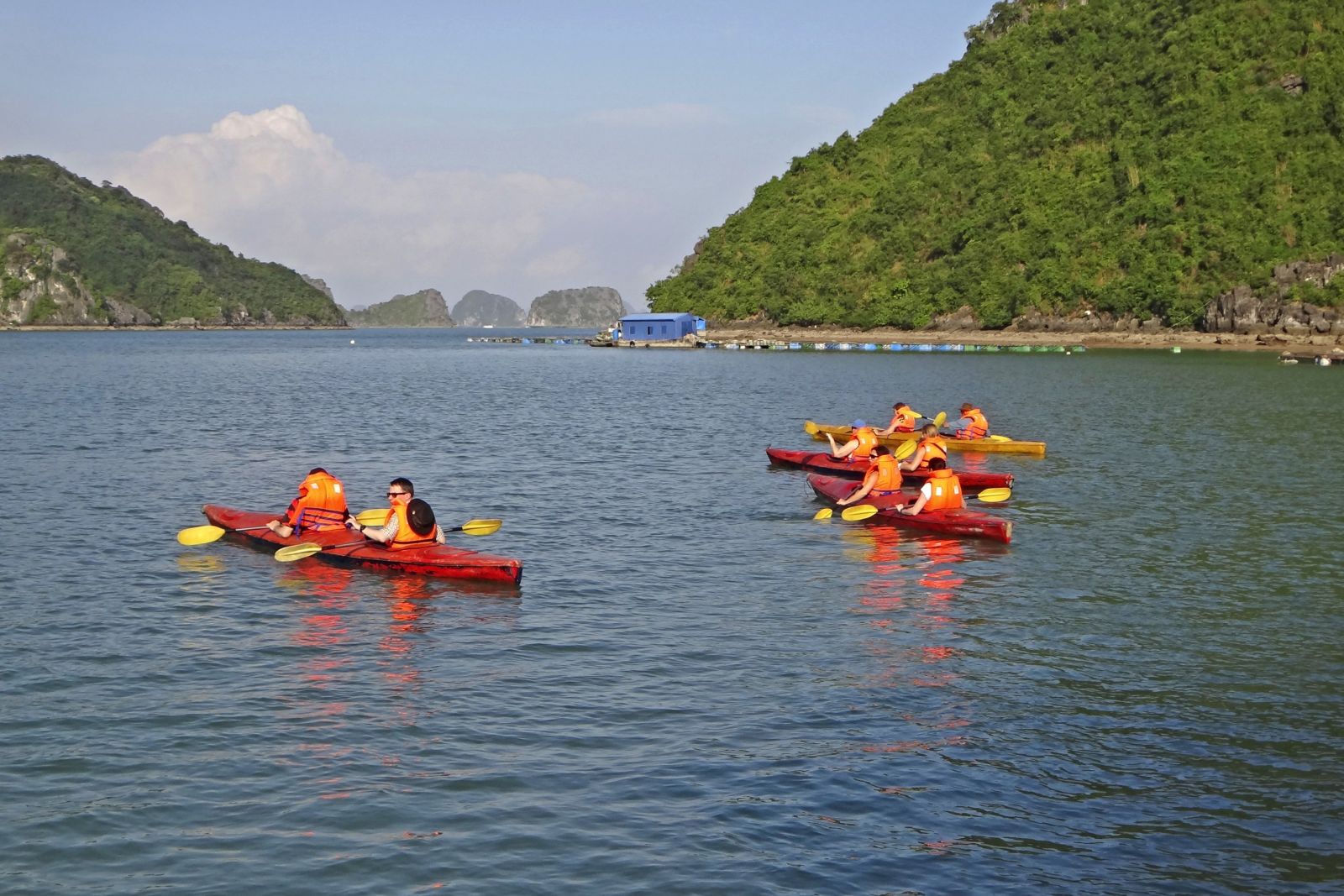 Kayakfahren in der Halong-Bucht