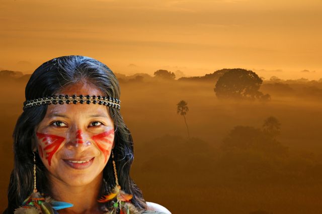 Indigena vor Landschaft im Pantanal
