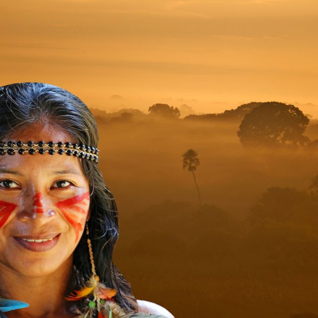 Indigena vor dampfender Landschaft im Amazonas