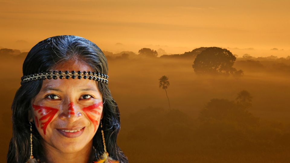 Indigena vor dampfender Landschaft im Amazonas