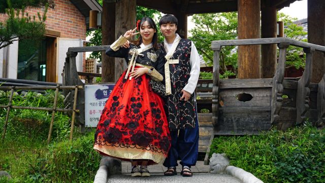 Paar auf Altstadtspaziergang in Jeonju
