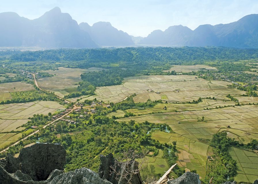 Felder und Berge um Vang Vieng