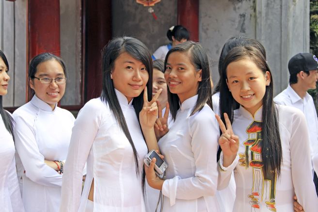 Mädchen in traditionellem áo dài