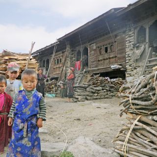 Tamang-Dorf: neugierige Blicke auf beiden Seiten